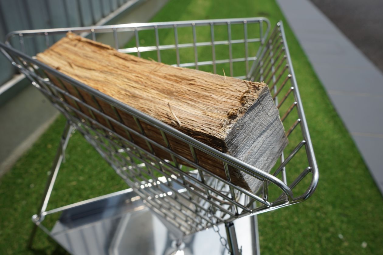 長さ30cm、高さ8~9cmの薪は手前部分が台上面より若干突き出ている