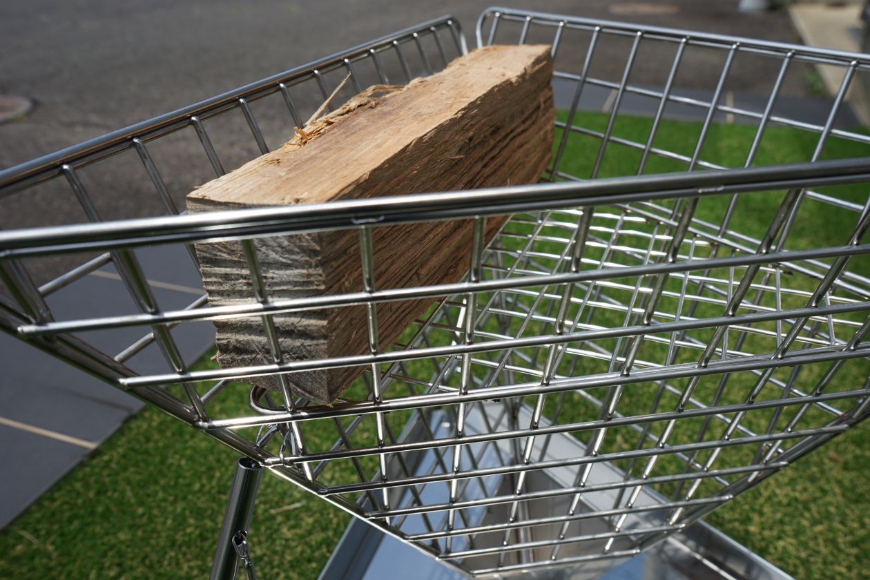 長さ28cm、高さ7~8cmの薪は台の中にスッキリと収まる