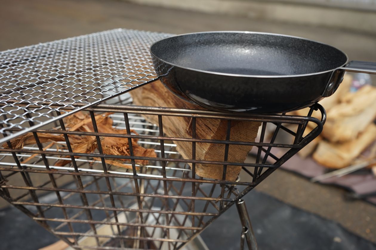 網、スキレットがフィットします